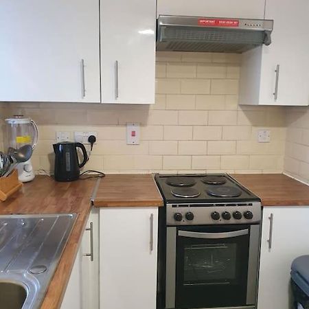 Lovely 2-Bedroom Condo With Indoor Fire Place London Exteriör bild